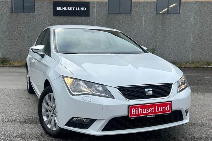 Hvid Seat Leon fra 2013 set udefra