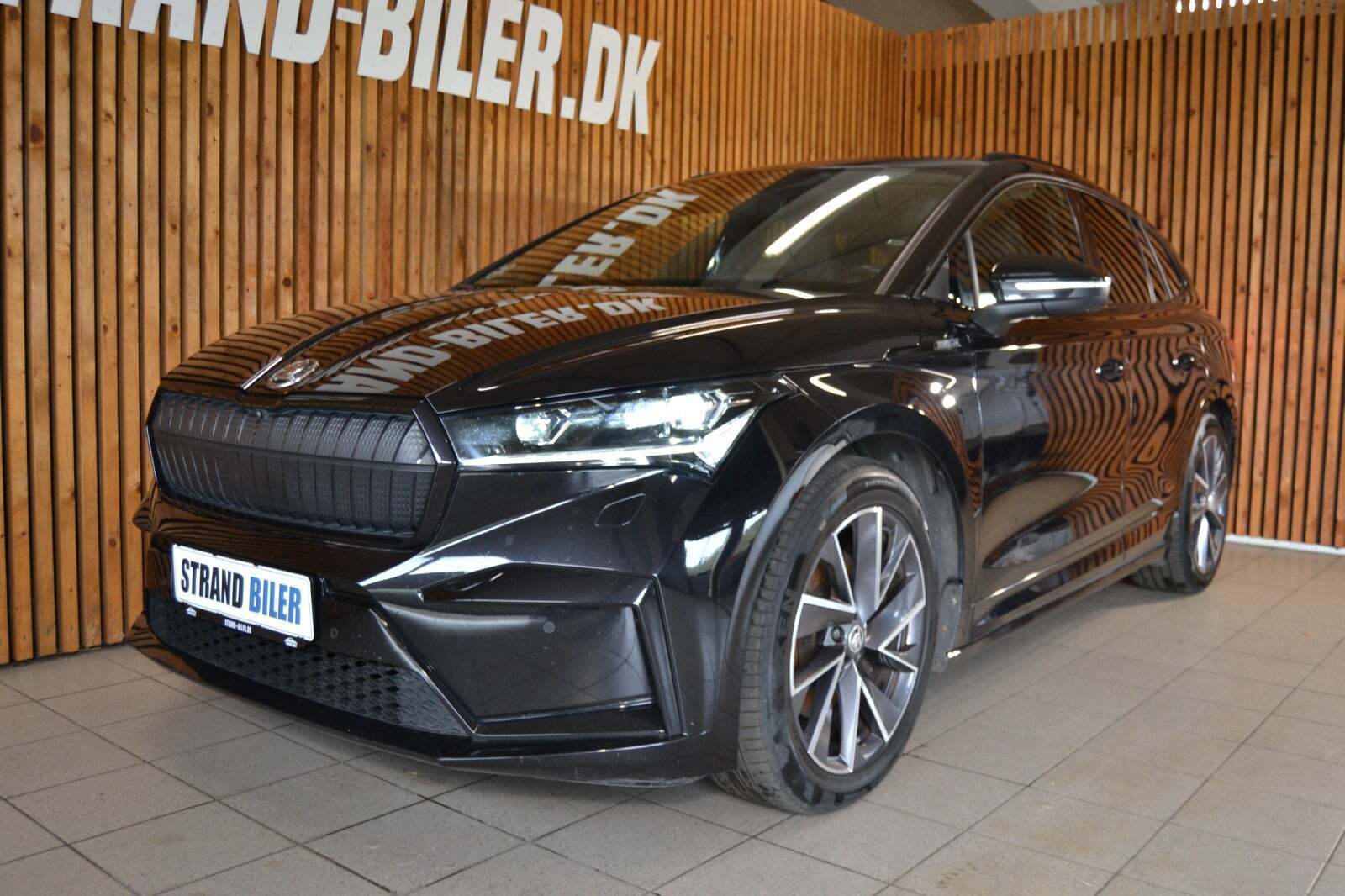 Sort Skoda Enyaq fra 2022 set udefra