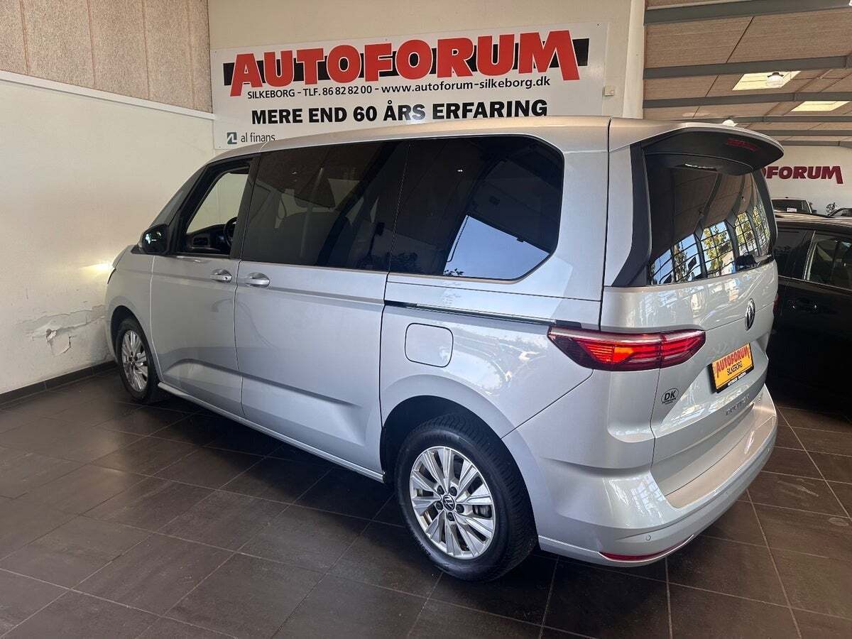 Grå VW Multivan fra 2023