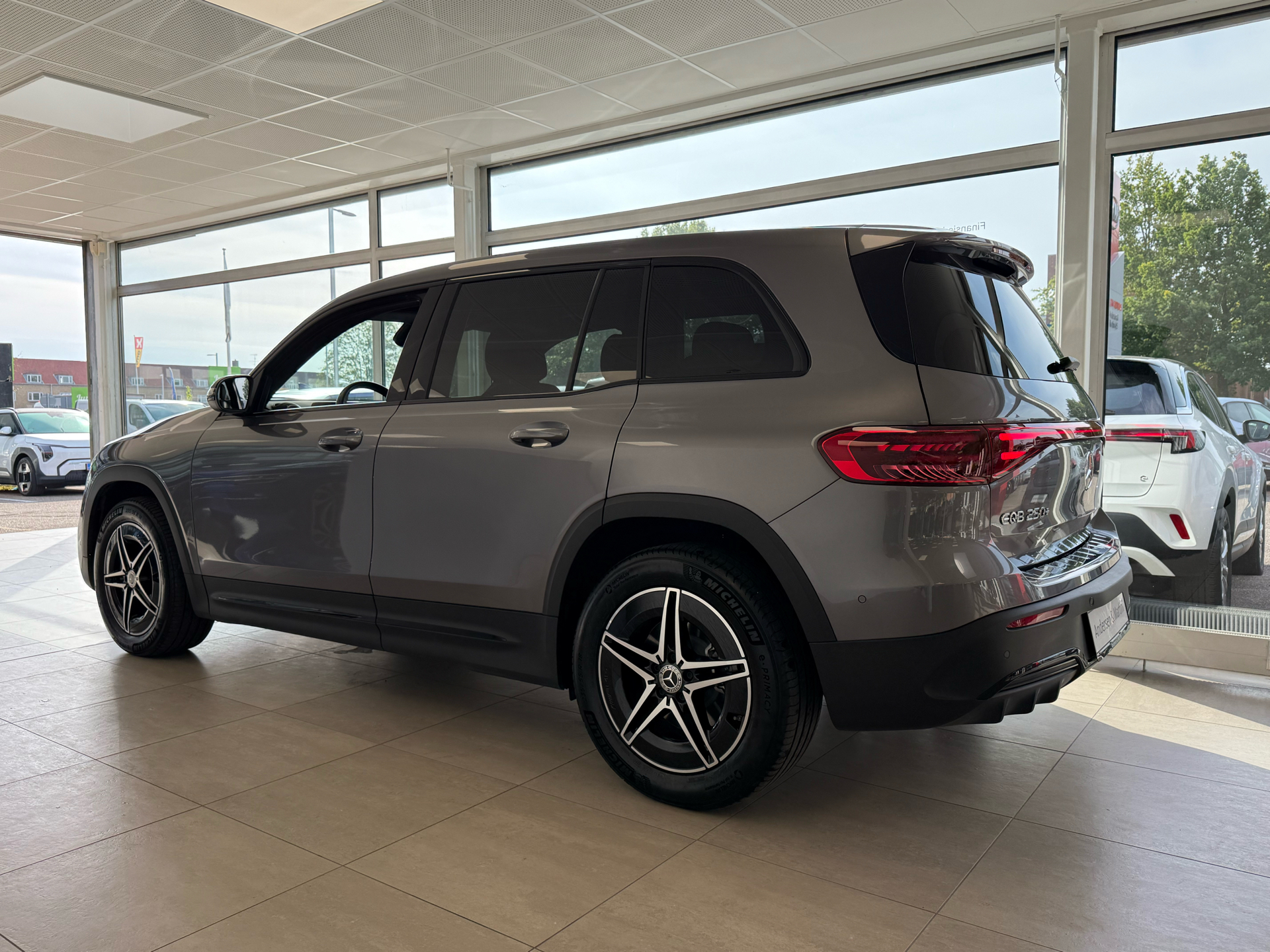 Grå Mercedes EQB 250+ fra 2024