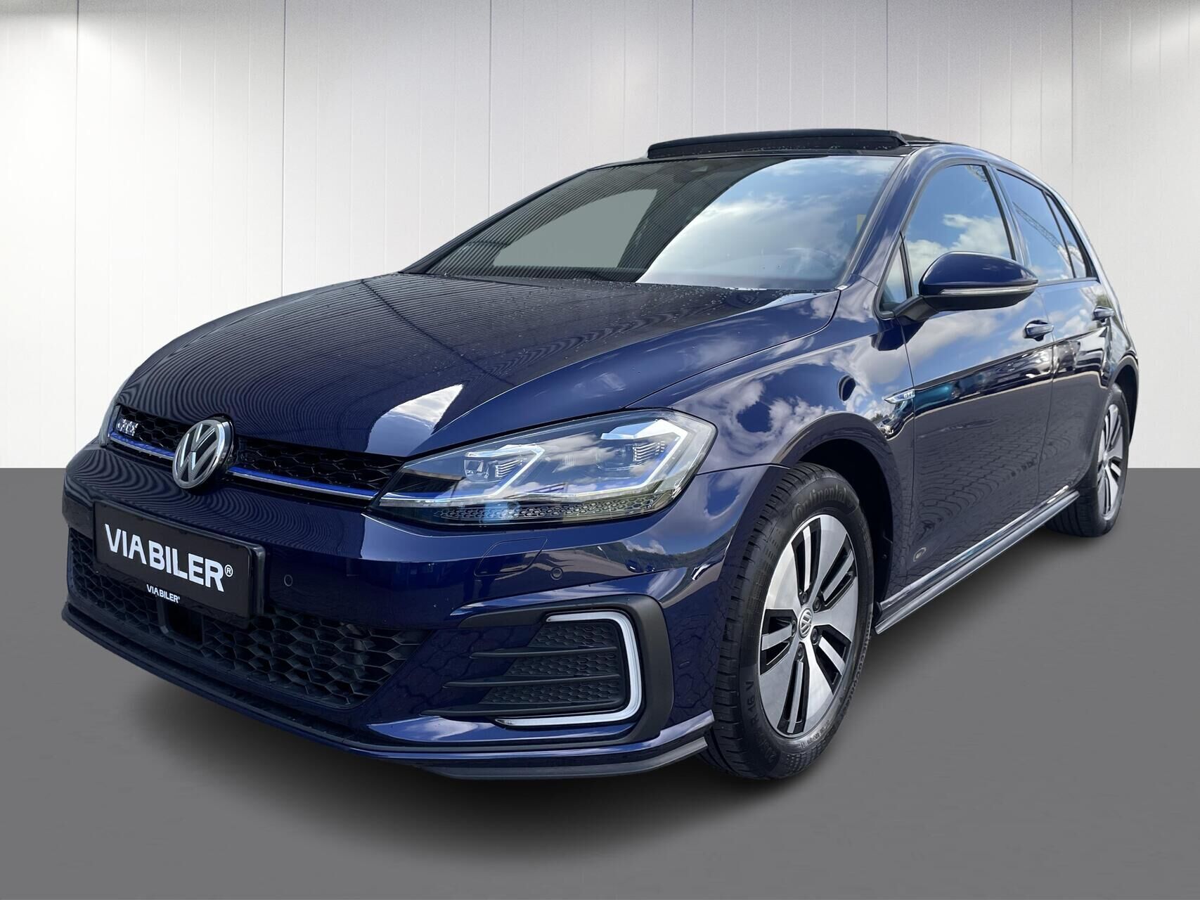 Blå VW Golf fra 2020 set udefra