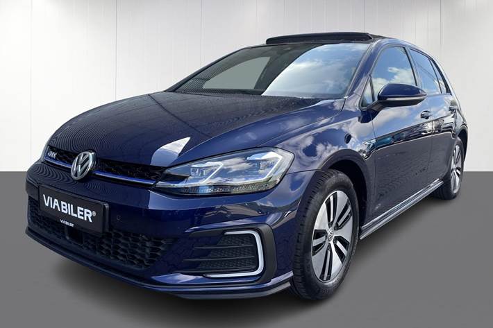 Blå VW Golf fra 2020 set udefra