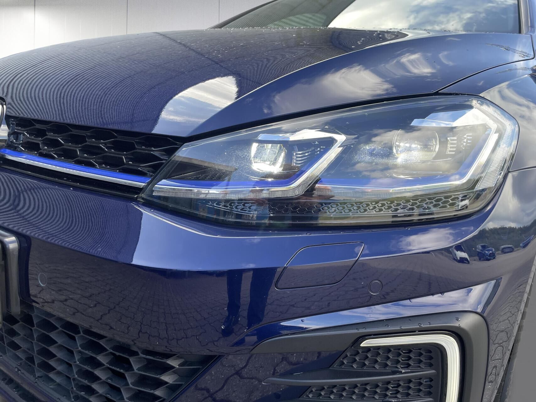 Blå VW Golf fra 2020