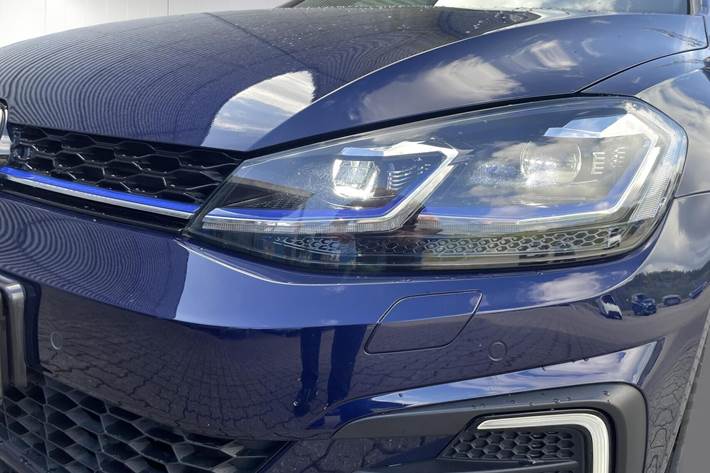 Blå VW Golf fra 2020