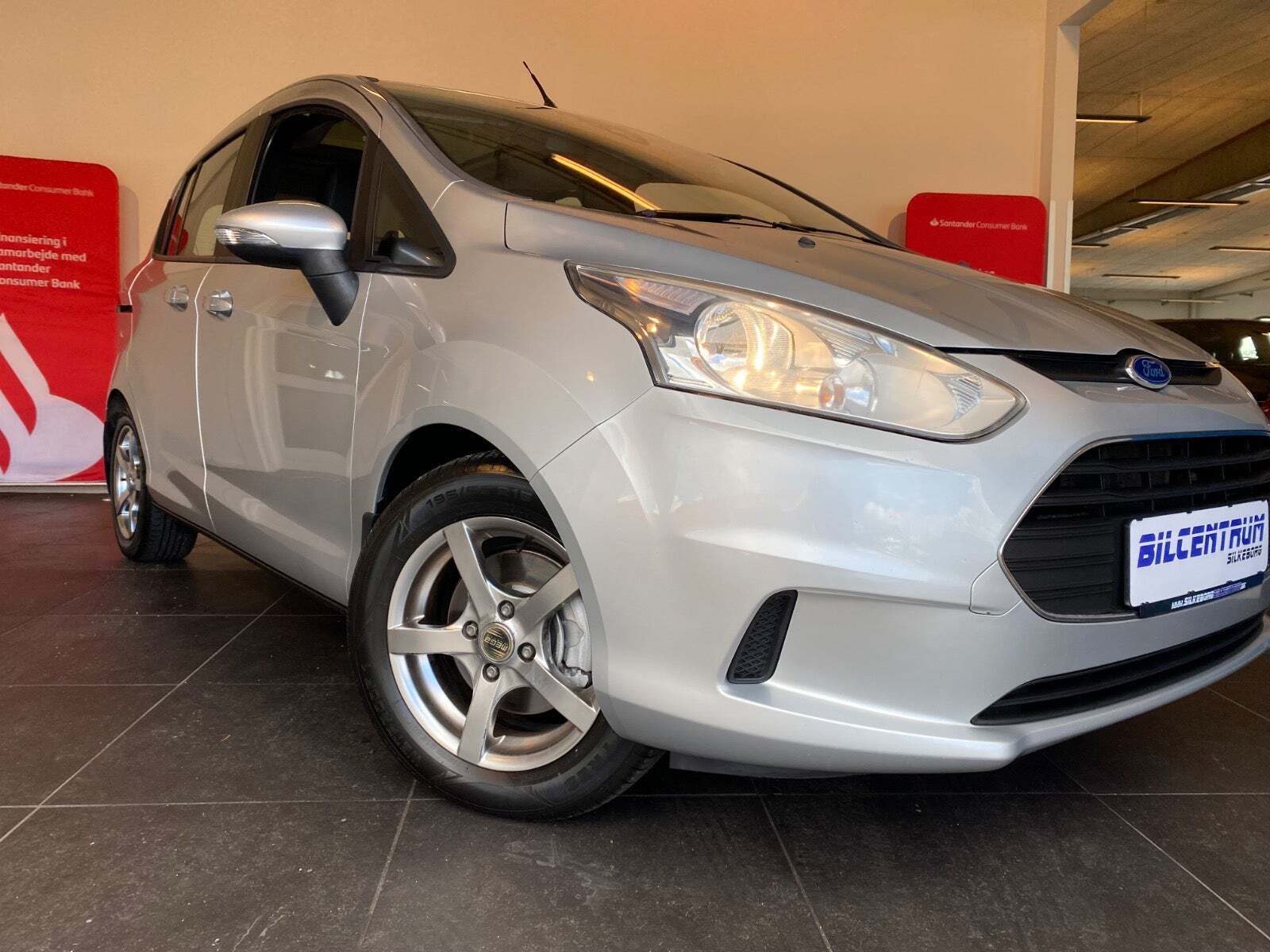 Sølv Ford B-MAX fra 2012 set udefra