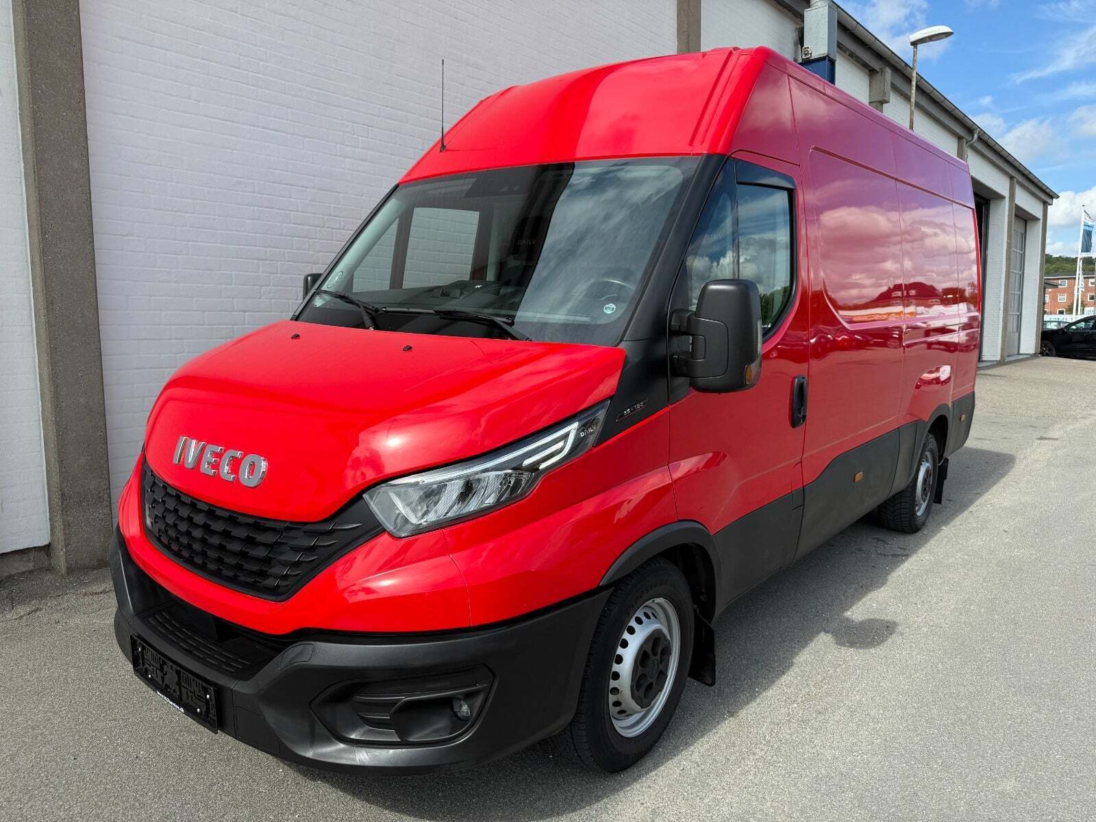 Rød Iveco Daily fra 2020