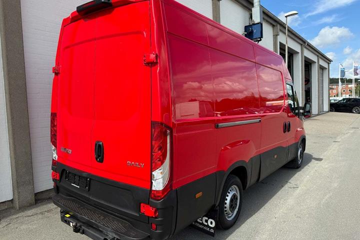 Rød Iveco Daily fra 2020