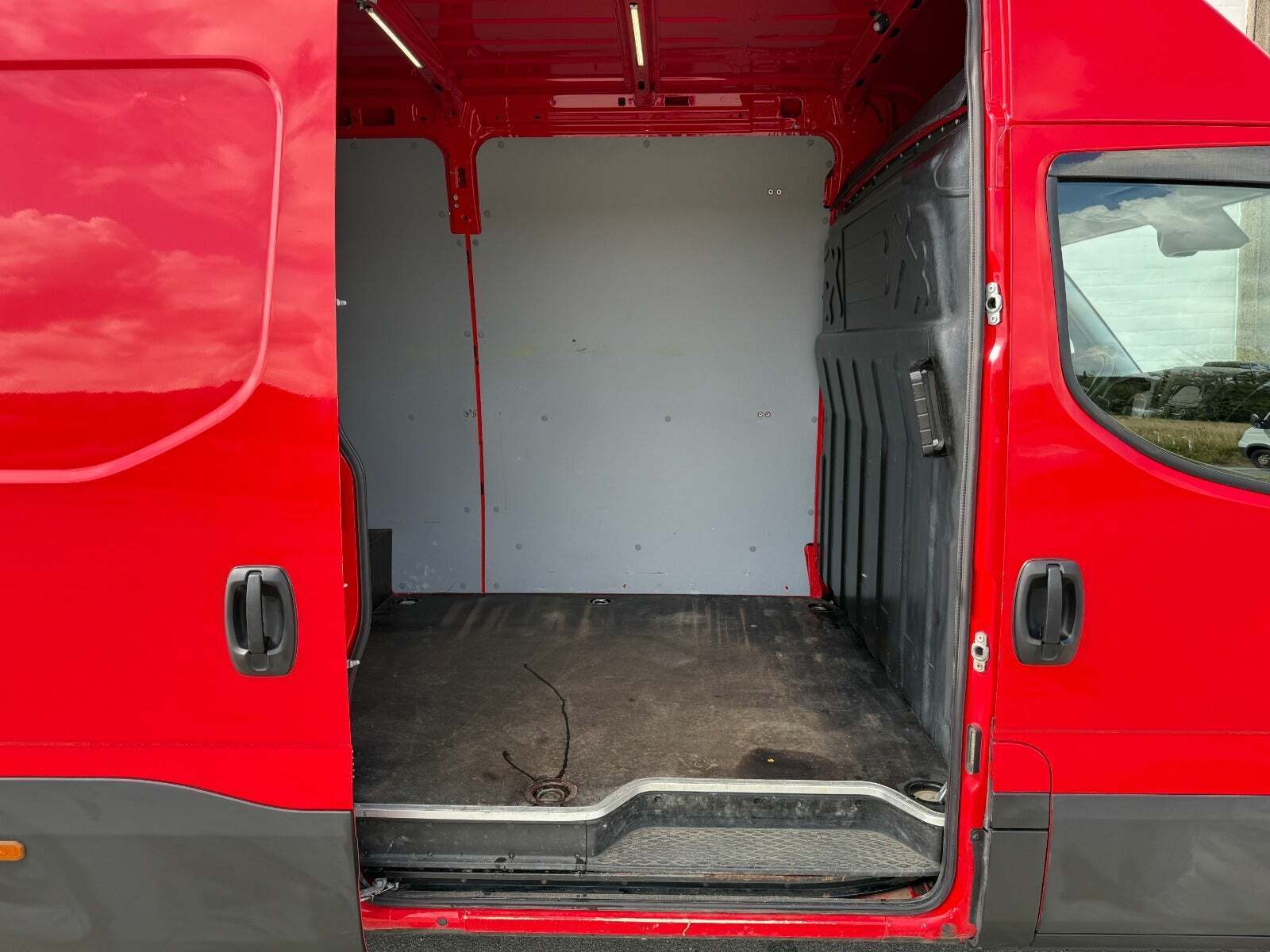 Rød Iveco Daily fra 2020