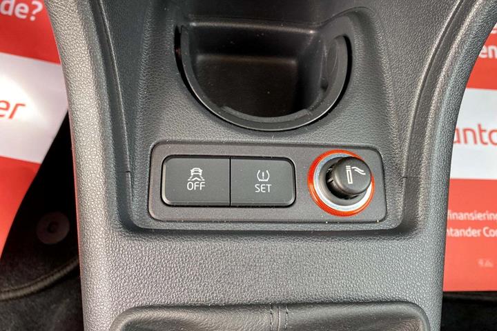 Hvid VW UP! fra 2018 set indefra