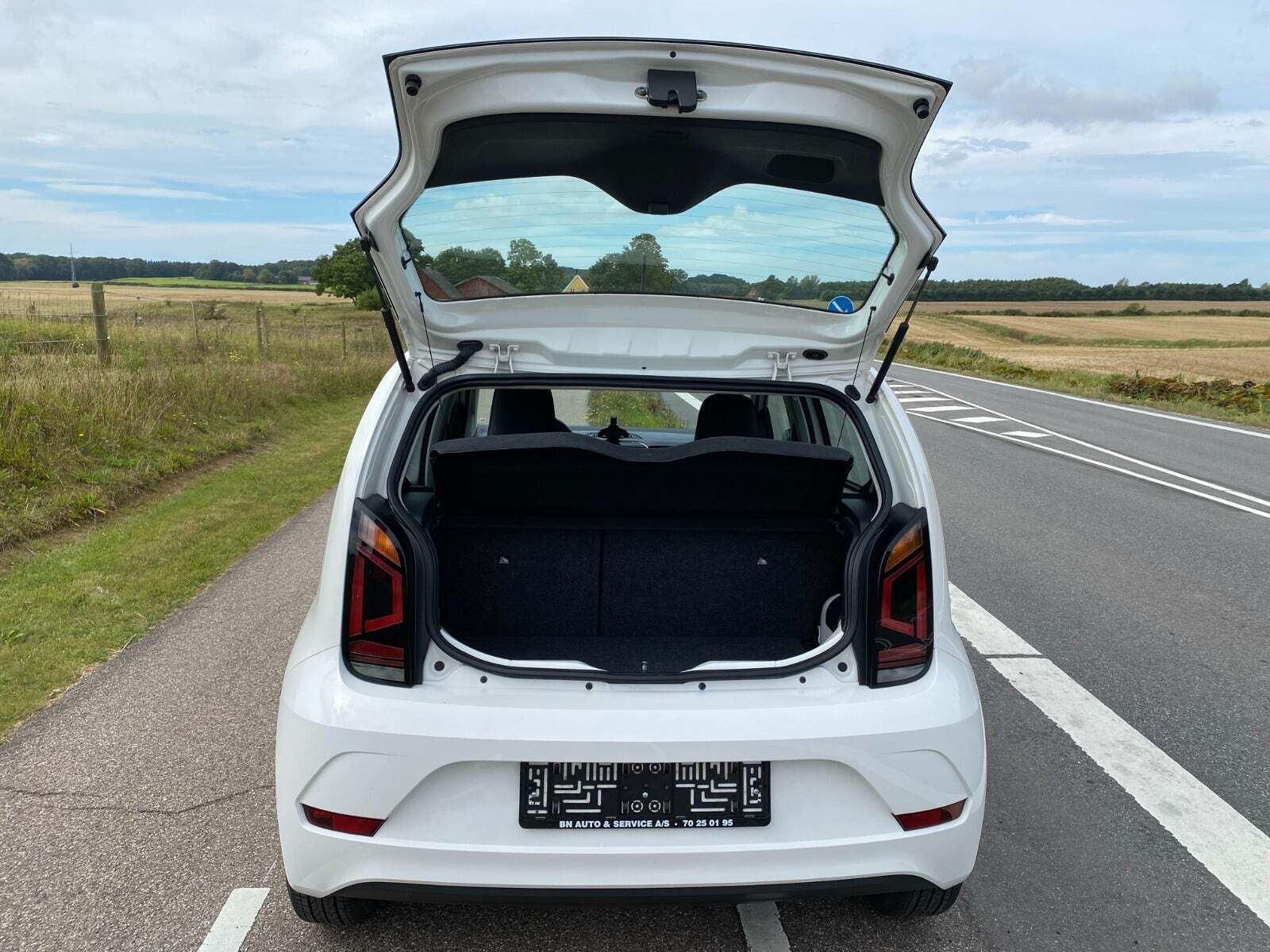 Hvid VW UP! fra 2018 set udefra