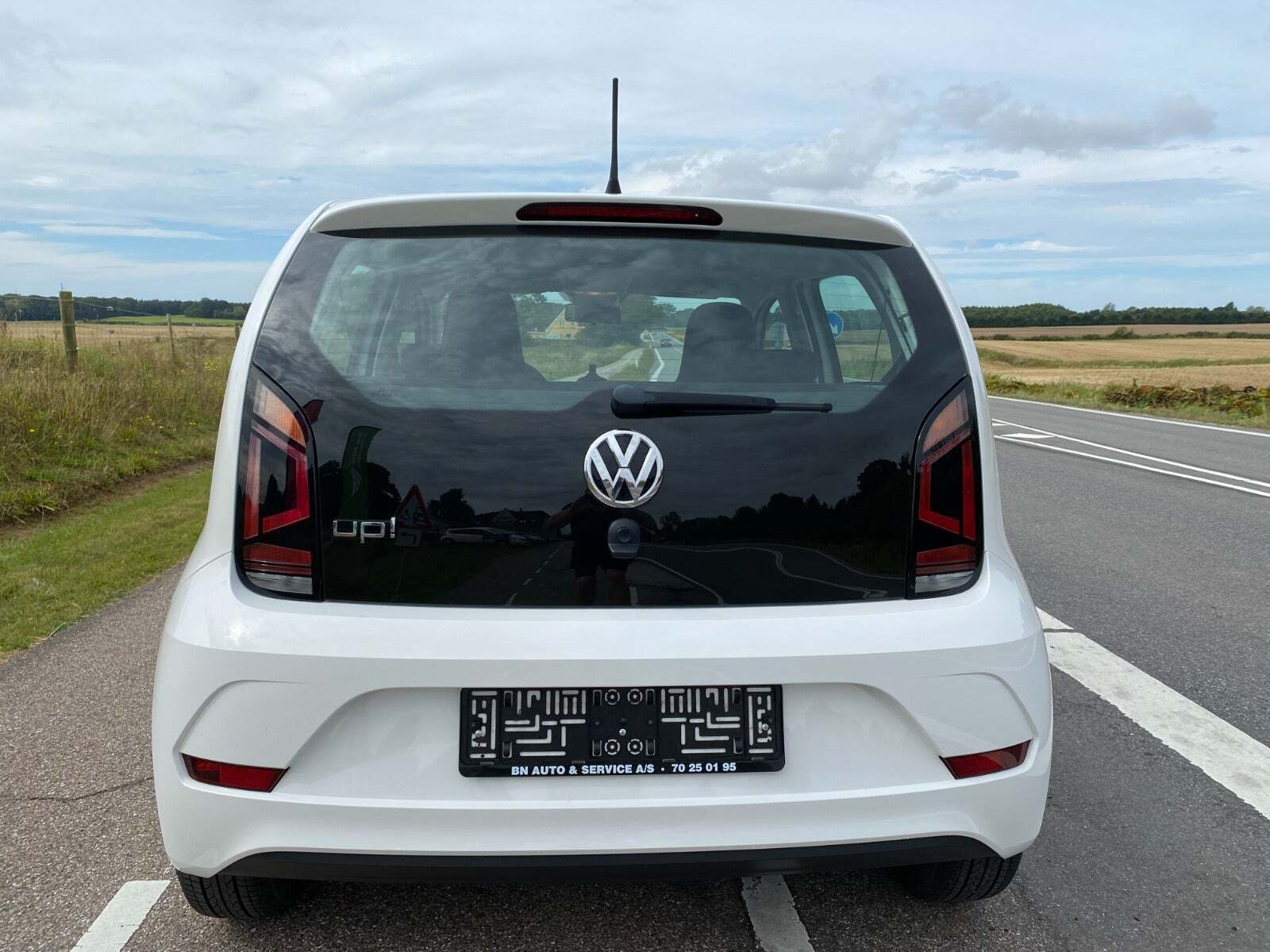 Hvid VW UP! fra 2018 set udefra