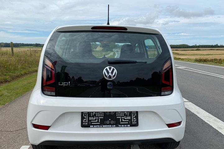 Hvid VW UP! fra 2018 set udefra