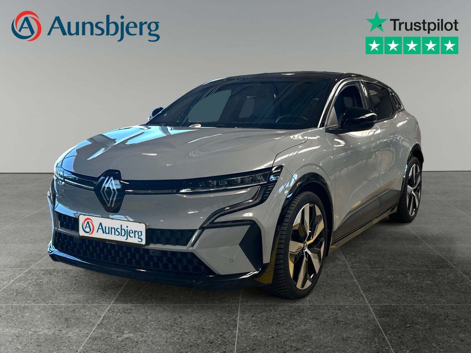 Grå Renault Megane E-Tech fra 2023 set udefra