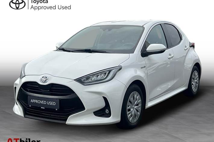 Hvid Toyota Yaris fra 2021 set udefra