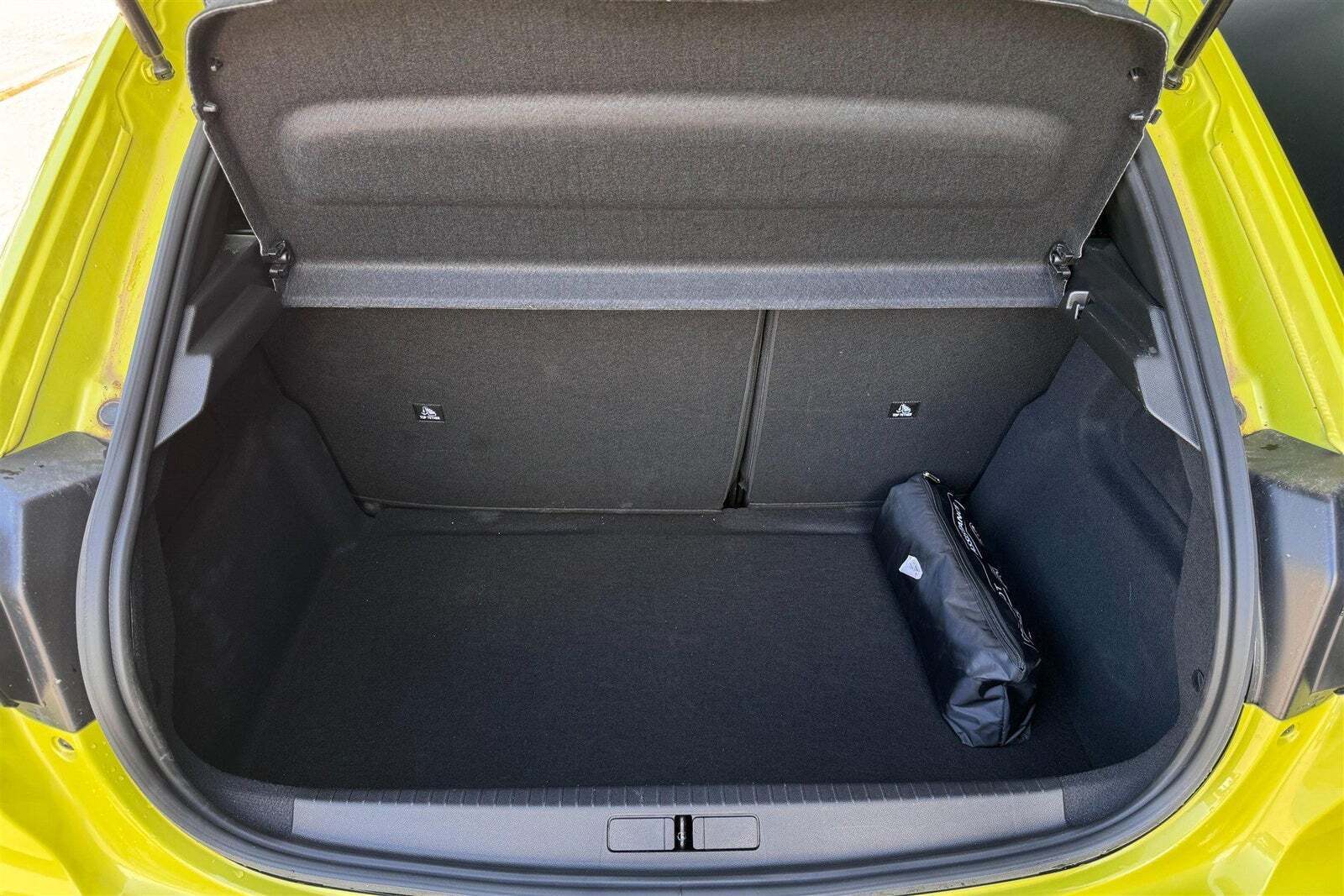 Gul Peugeot e-208 fra 2023