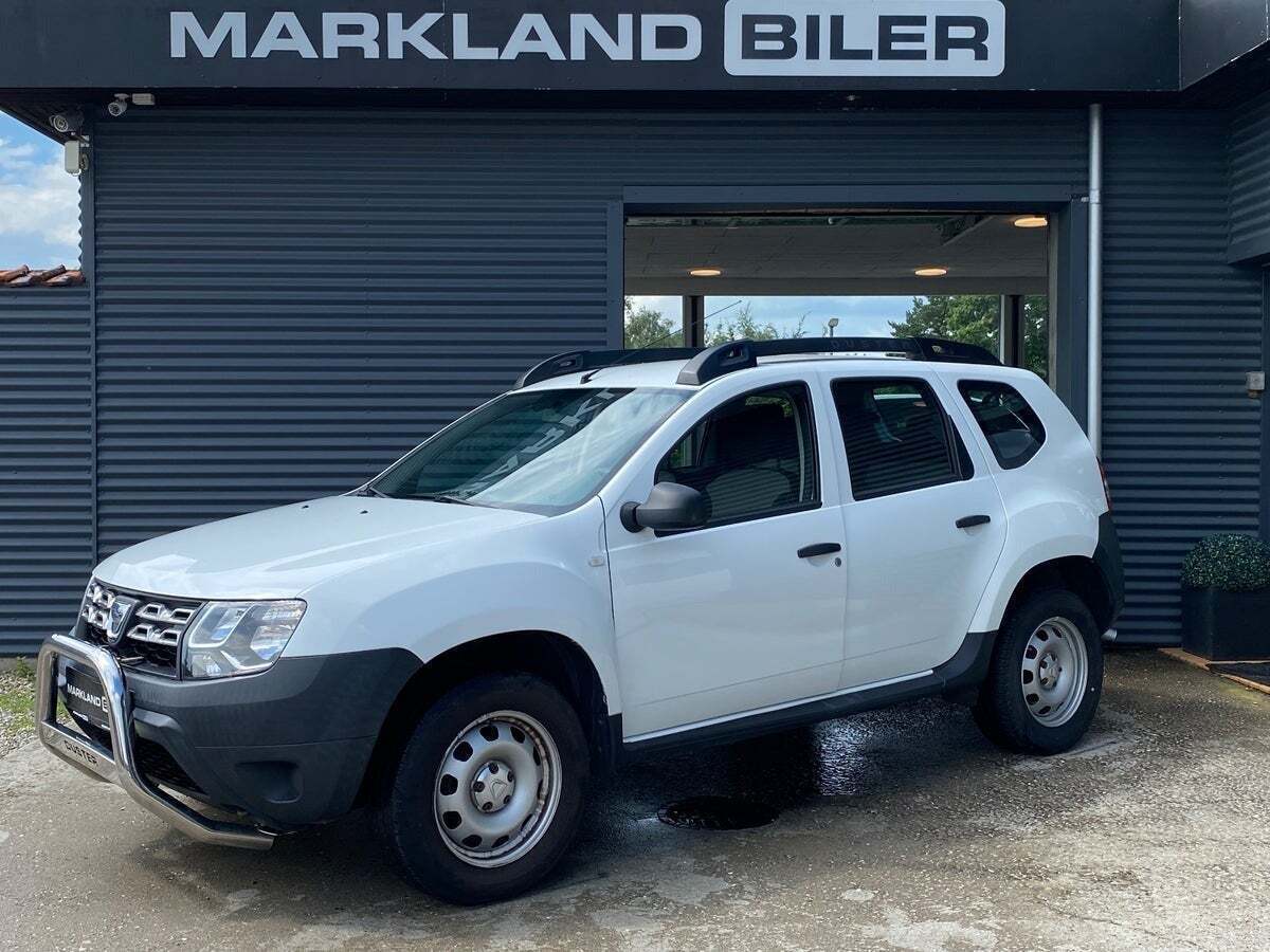 Hvid Dacia Duster fra 2016 set udefra