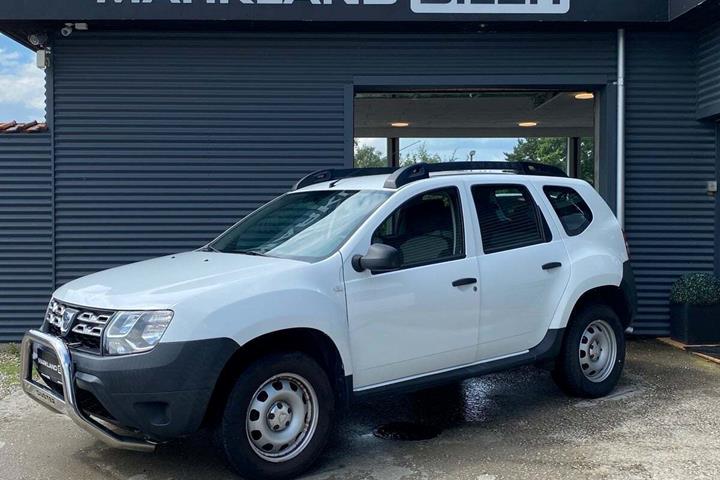 Hvid Dacia Duster fra 2016 set udefra