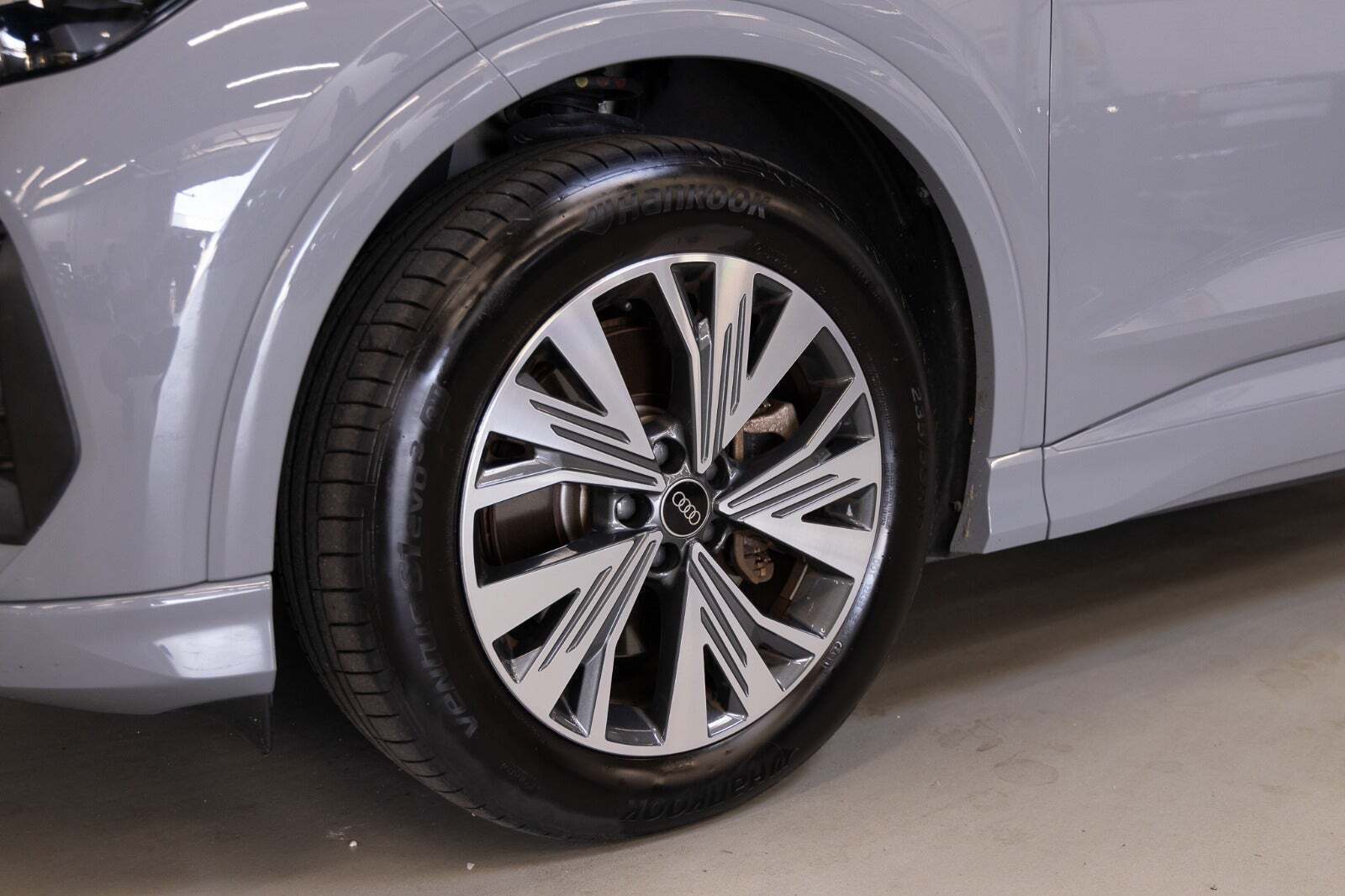 Grå Audi Q4 e-tron fra 2024