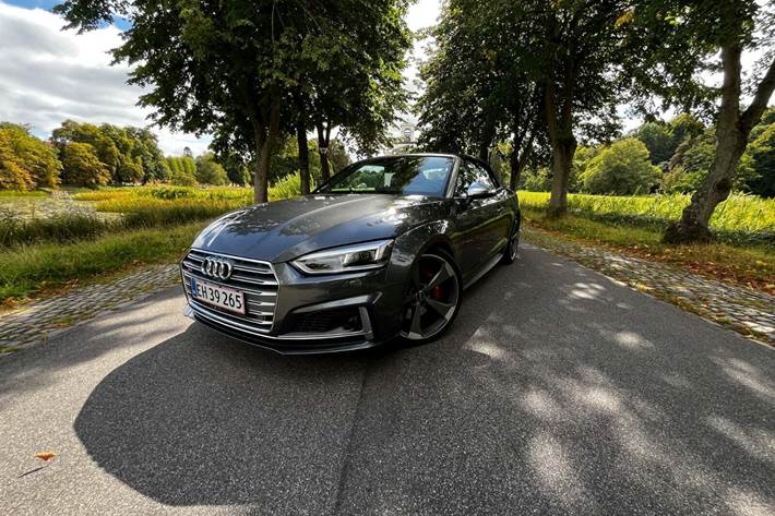 Grå Audi S5 fra 2018 set udefra