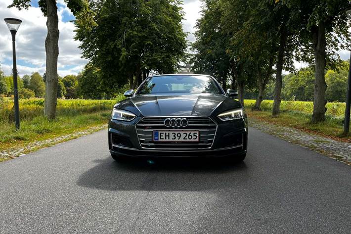 Grå Audi S5 fra 2018 set udefra