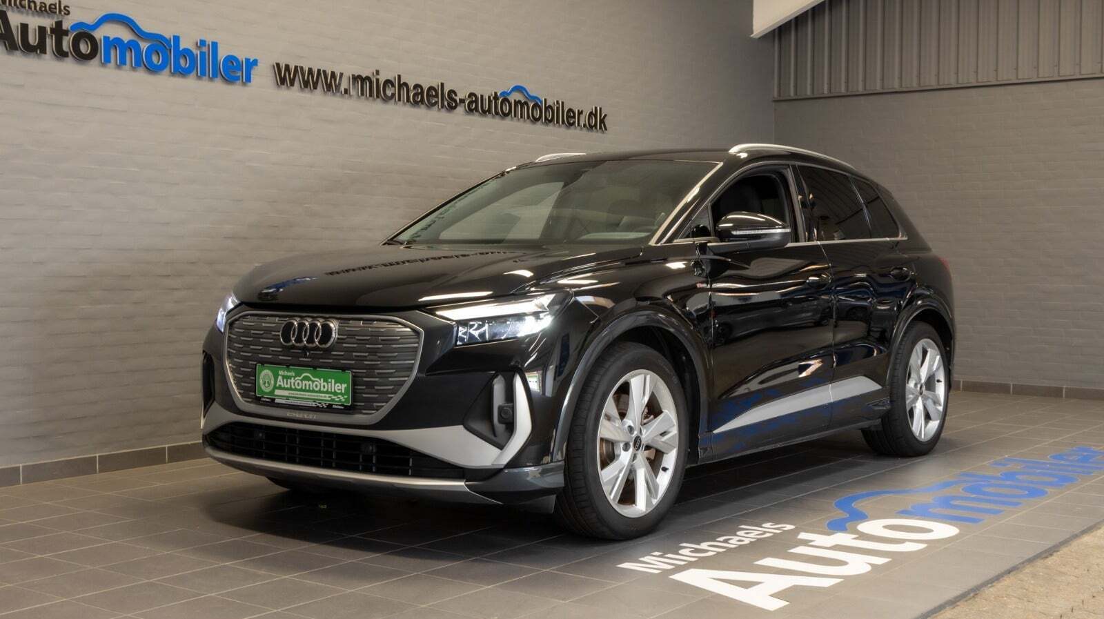 Sort Audi Q4 e-tron fra 2024 set udefra