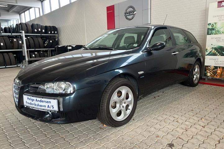 Blå Alfa Romeo 156 fra 2004 set udefra