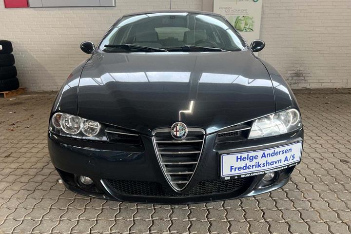 Blå Alfa Romeo 156 fra 2004 set udefra