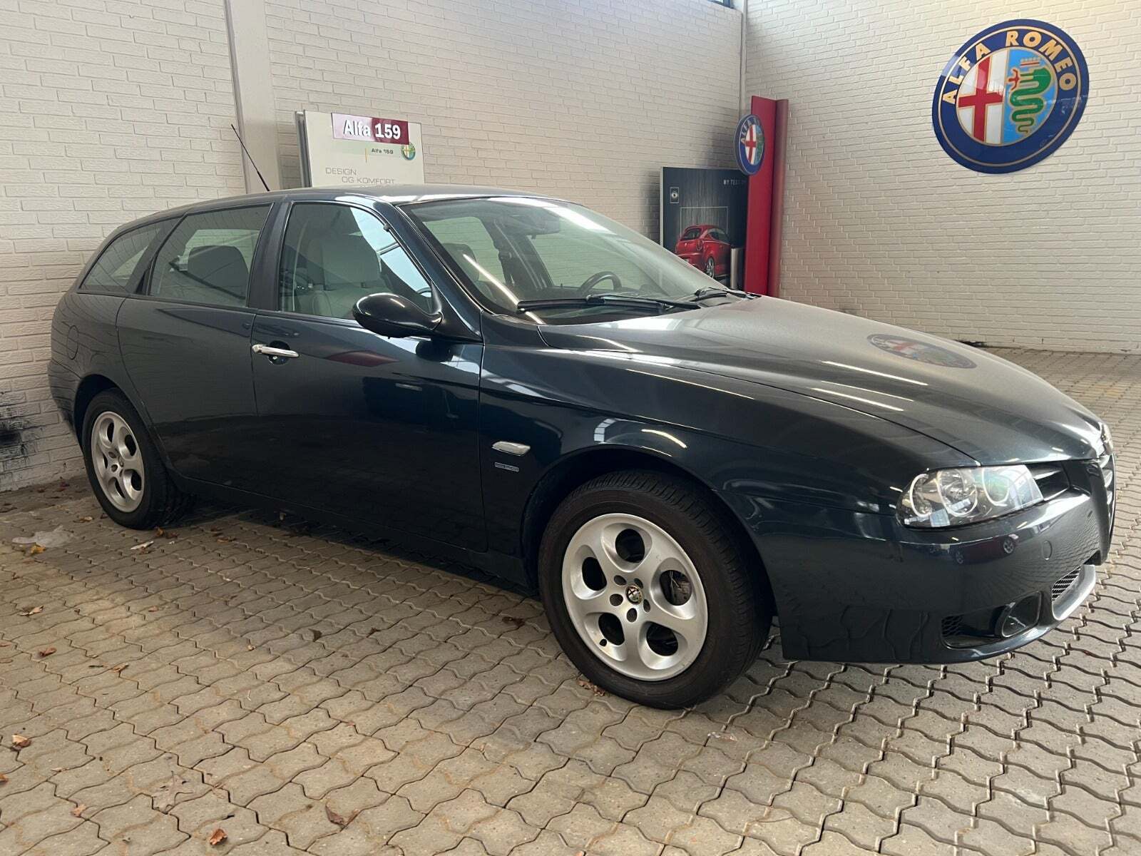 Blå Alfa Romeo 156 fra 2004 set udefra