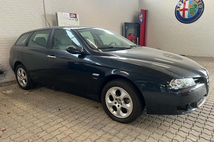 Blå Alfa Romeo 156 fra 2004 set udefra