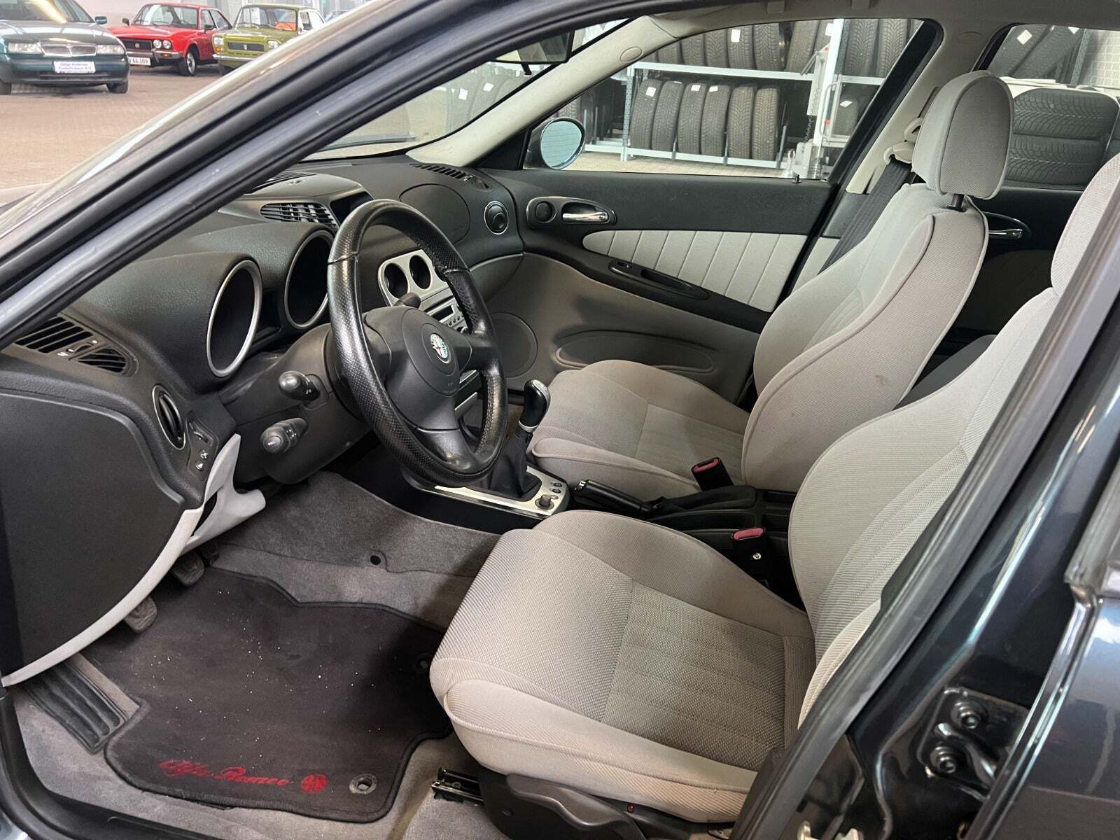 Blå Alfa Romeo 156 fra 2004 set indefra