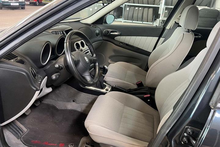 Blå Alfa Romeo 156 fra 2004 set indefra