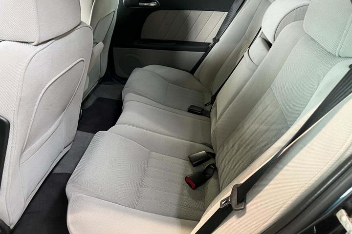 Blå Alfa Romeo 156 fra 2004 set indefra