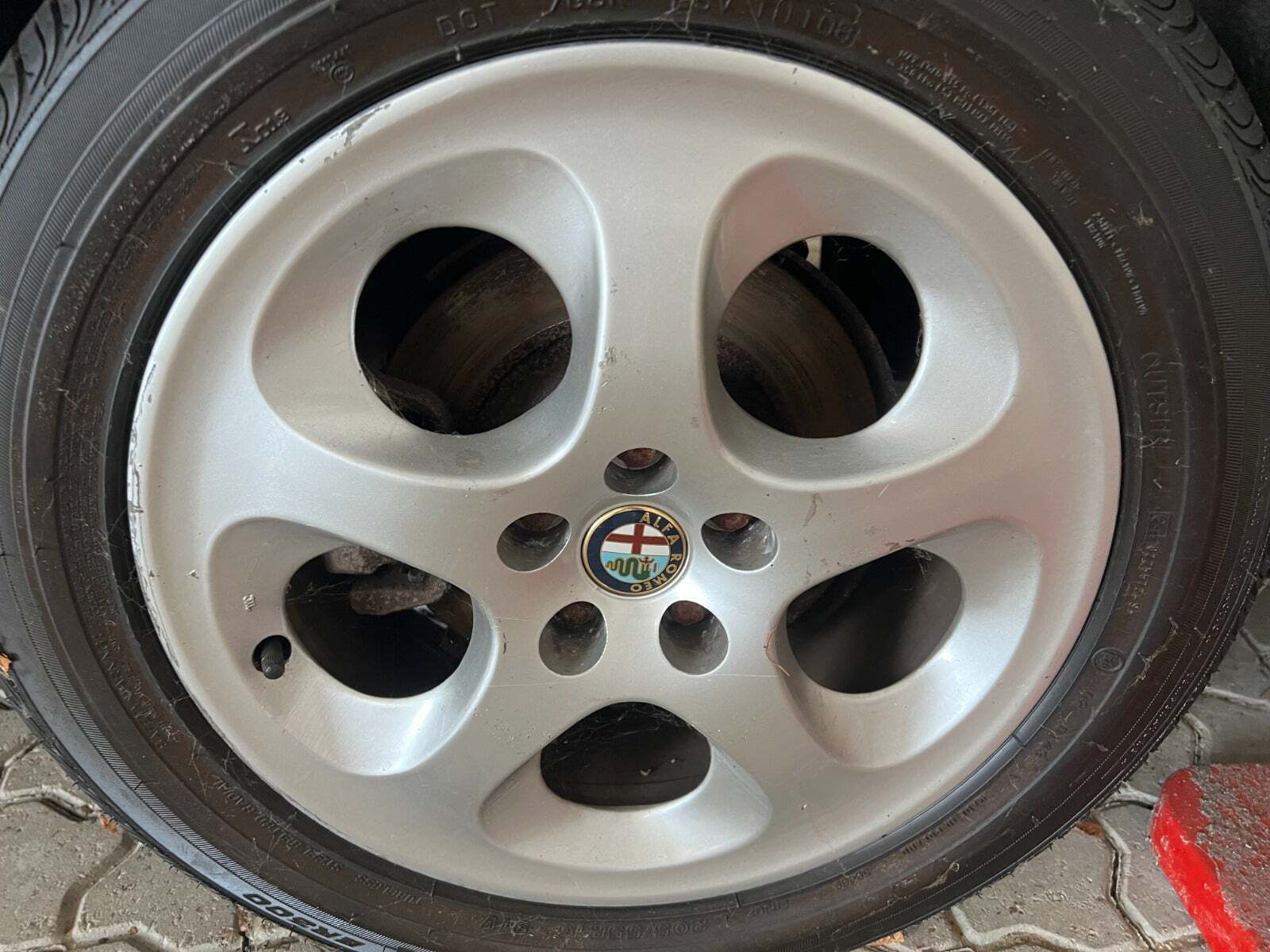 Blå Alfa Romeo 156 fra 2004 set udefra