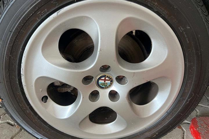 Blå Alfa Romeo 156 fra 2004 set udefra