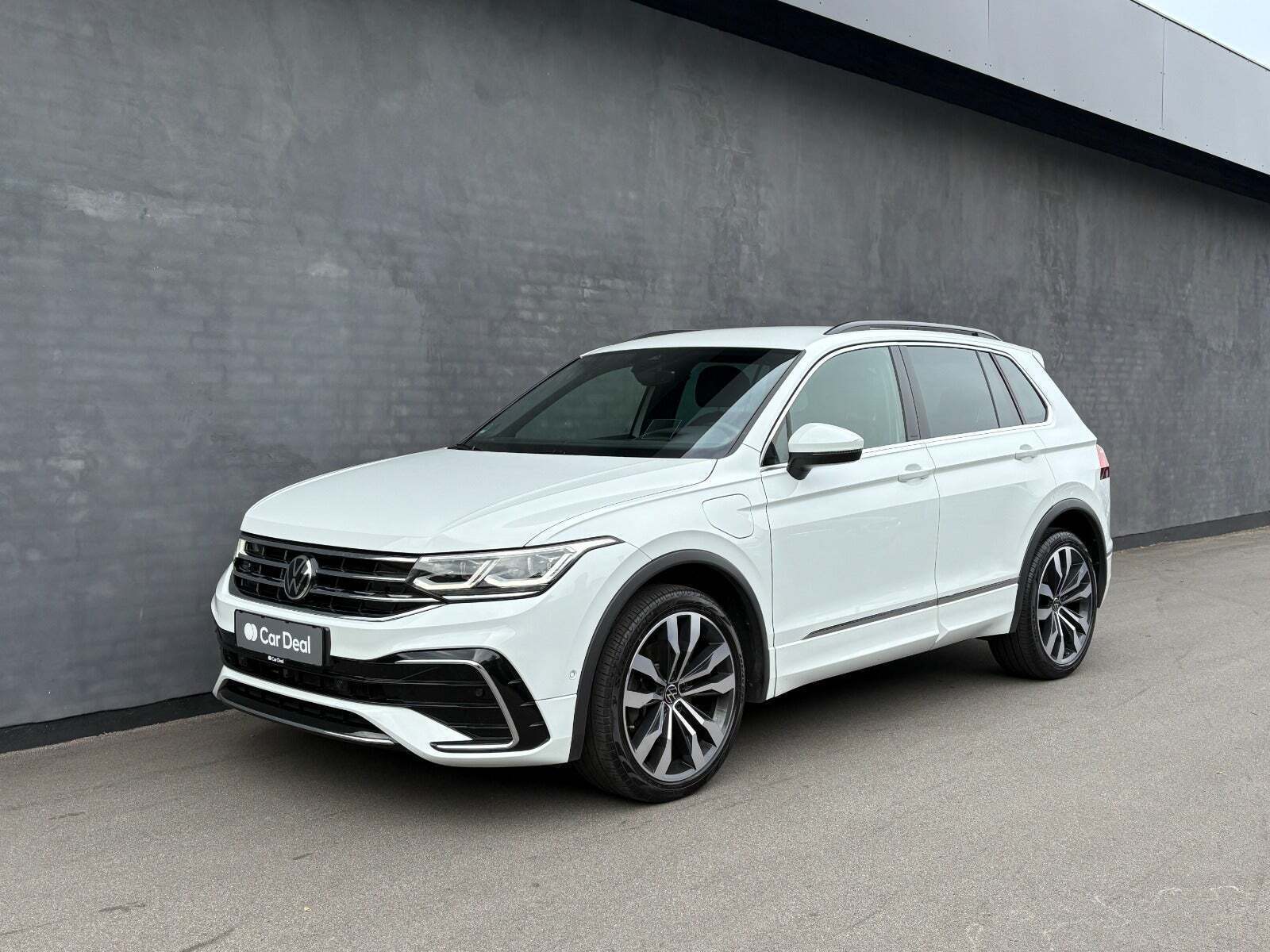 Hvid VW Tiguan fra 2021 set udefra