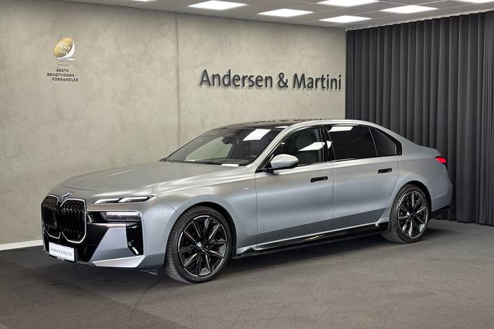 Grå BMW i7 fra 2024 set udefra