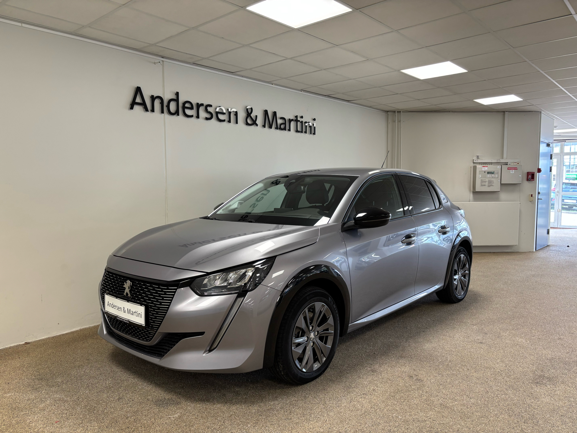 Grå Peugeot e-208 fra 2023 set udefra
