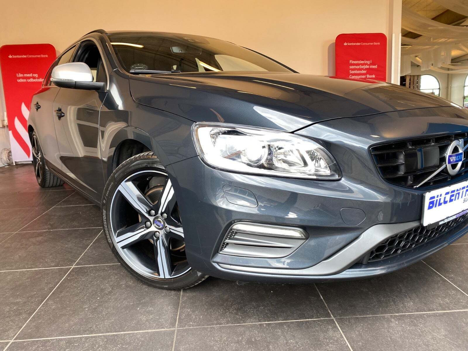 Grå Volvo V60 fra 2018