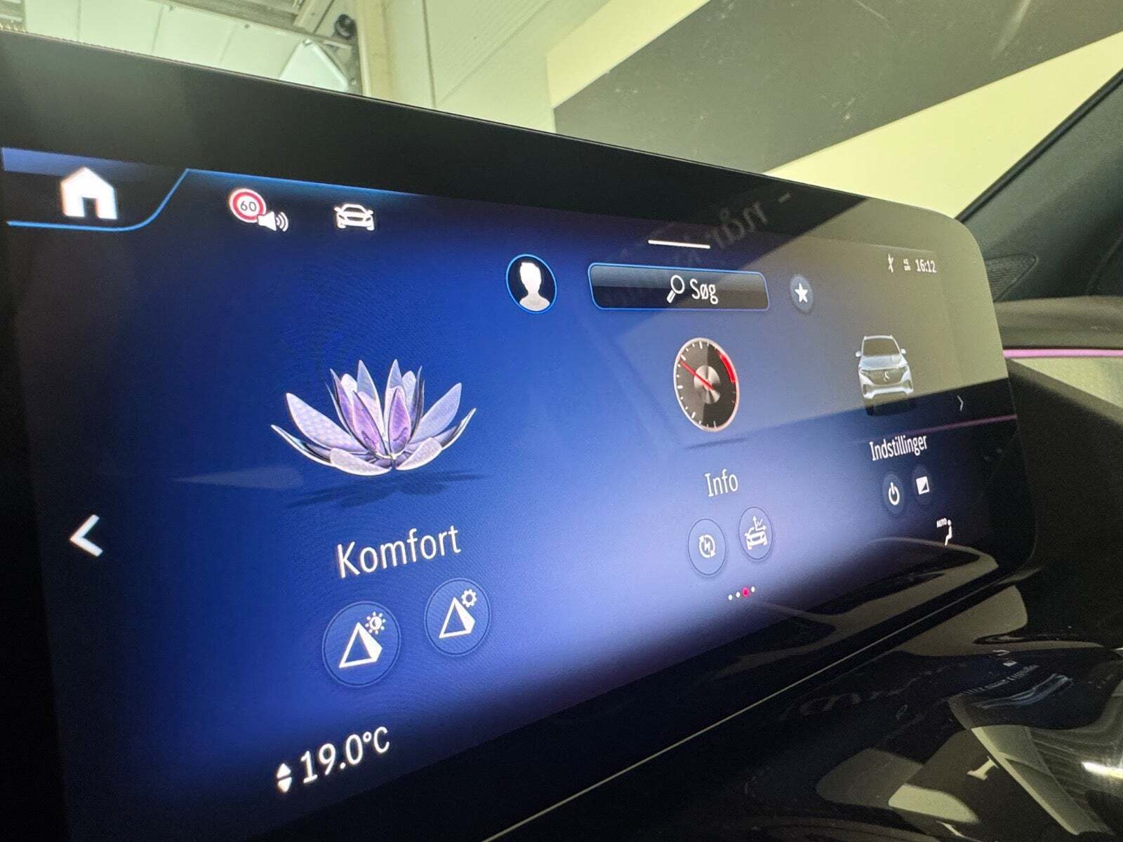 Hvid Mercedes EQA300 fra 2024