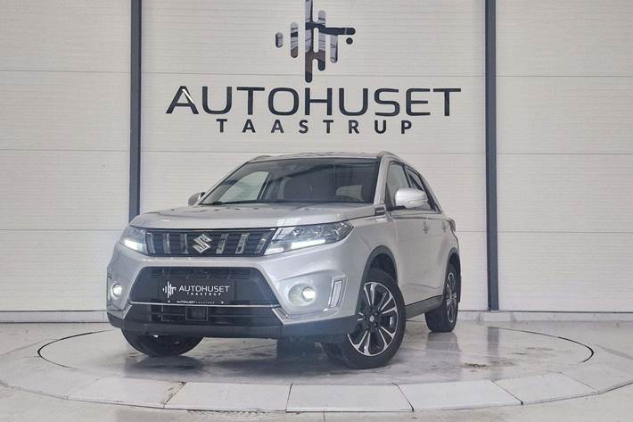 Sølv Suzuki Vitara fra 2022 set udefra