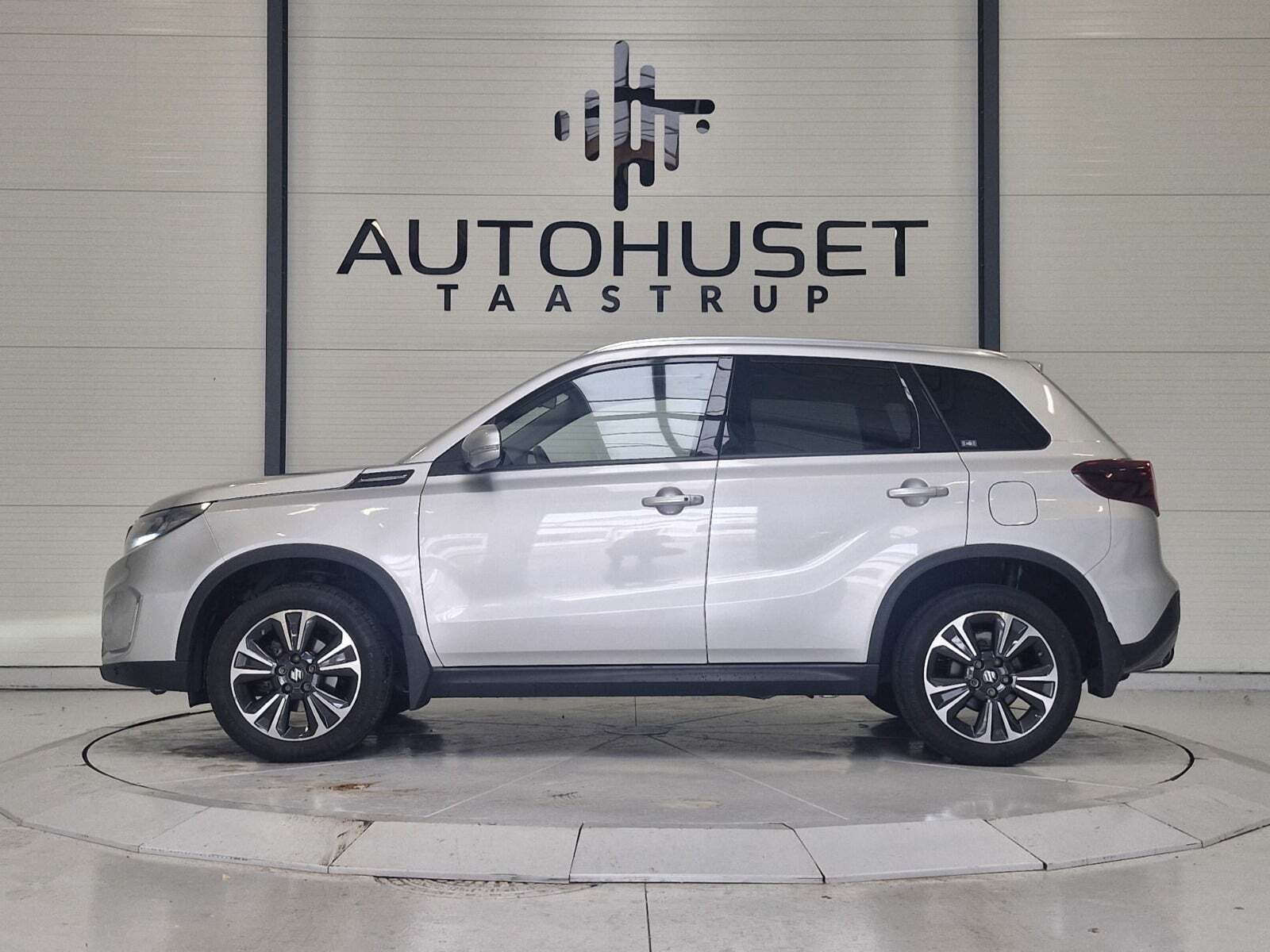Sølv Suzuki Vitara fra 2022