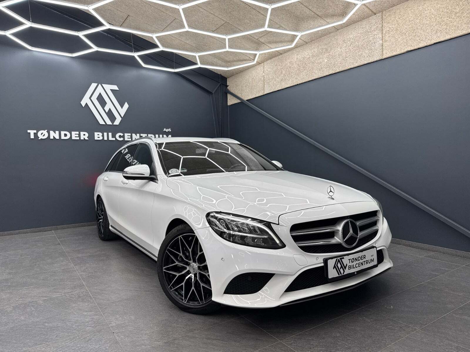 Hvid Mercedes C220 d fra 2020 set udefra