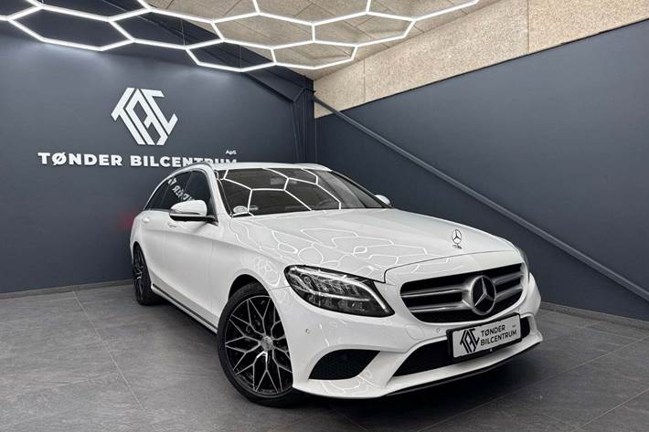 Hvid Mercedes C220 d fra 2020 set udefra