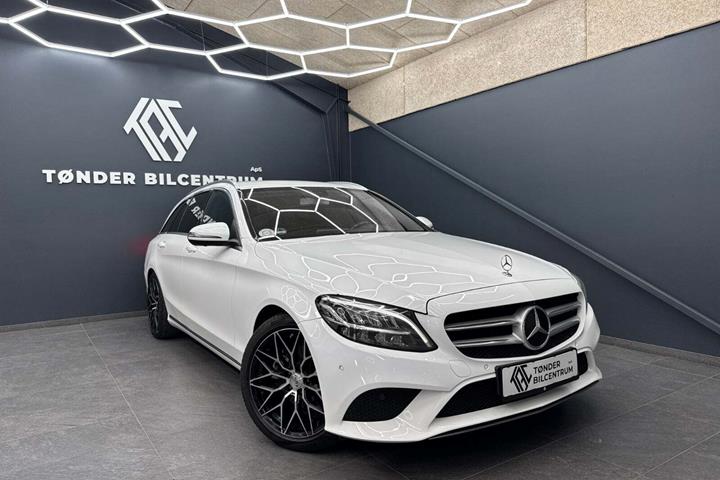 Hvid Mercedes C220 d fra 2020 set udefra