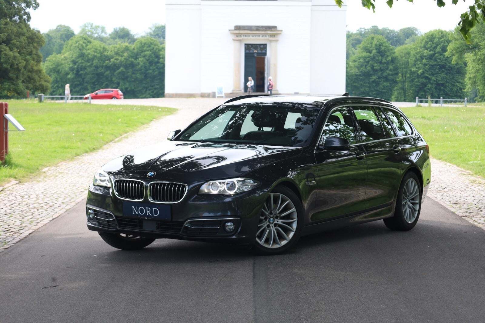 Grå BMW 520d fra 2016 set udefra