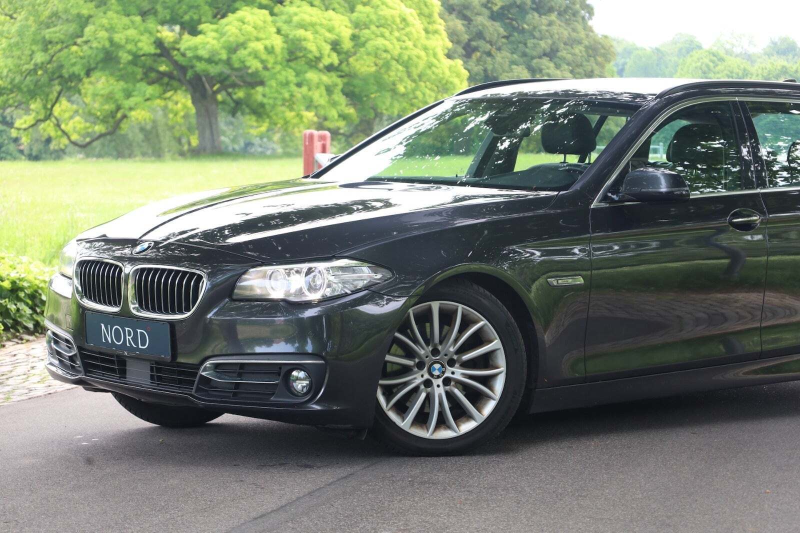 Grå BMW 520d fra 2016