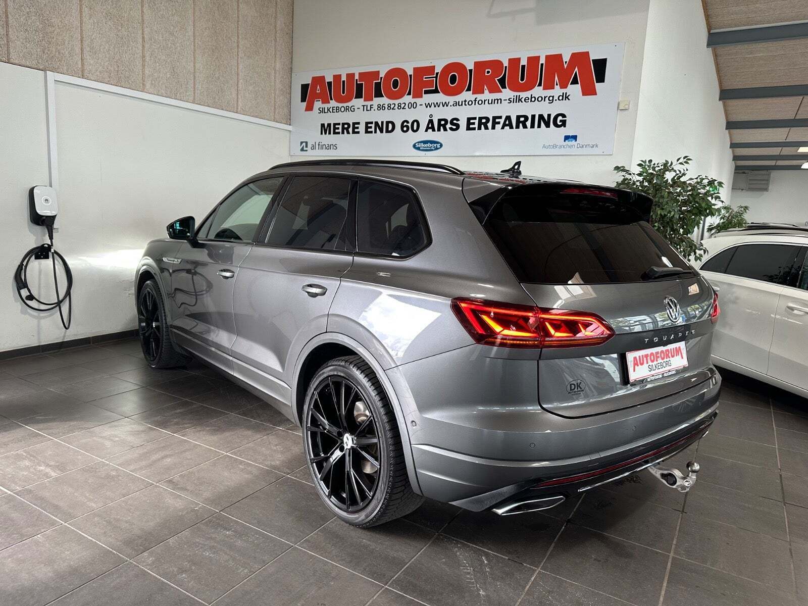 Grå VW Touareg fra 2019