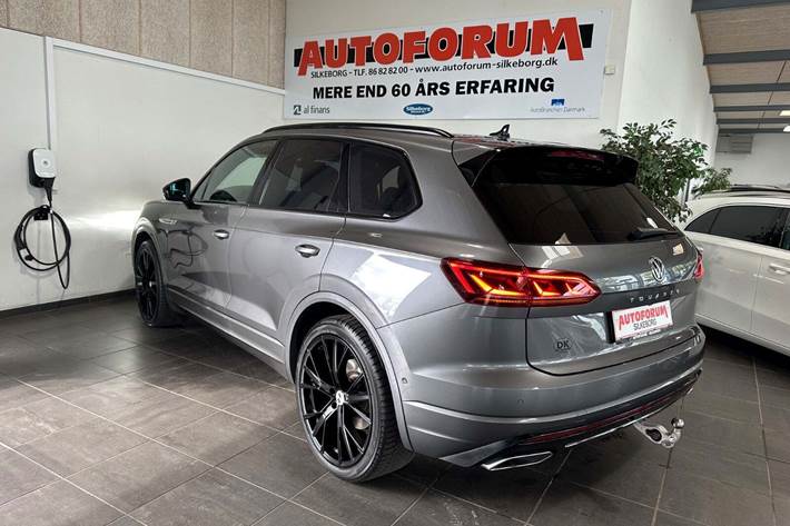 Grå VW Touareg fra 2019