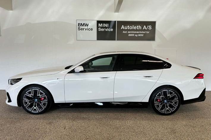 Hvid BMW i5 fra 2024