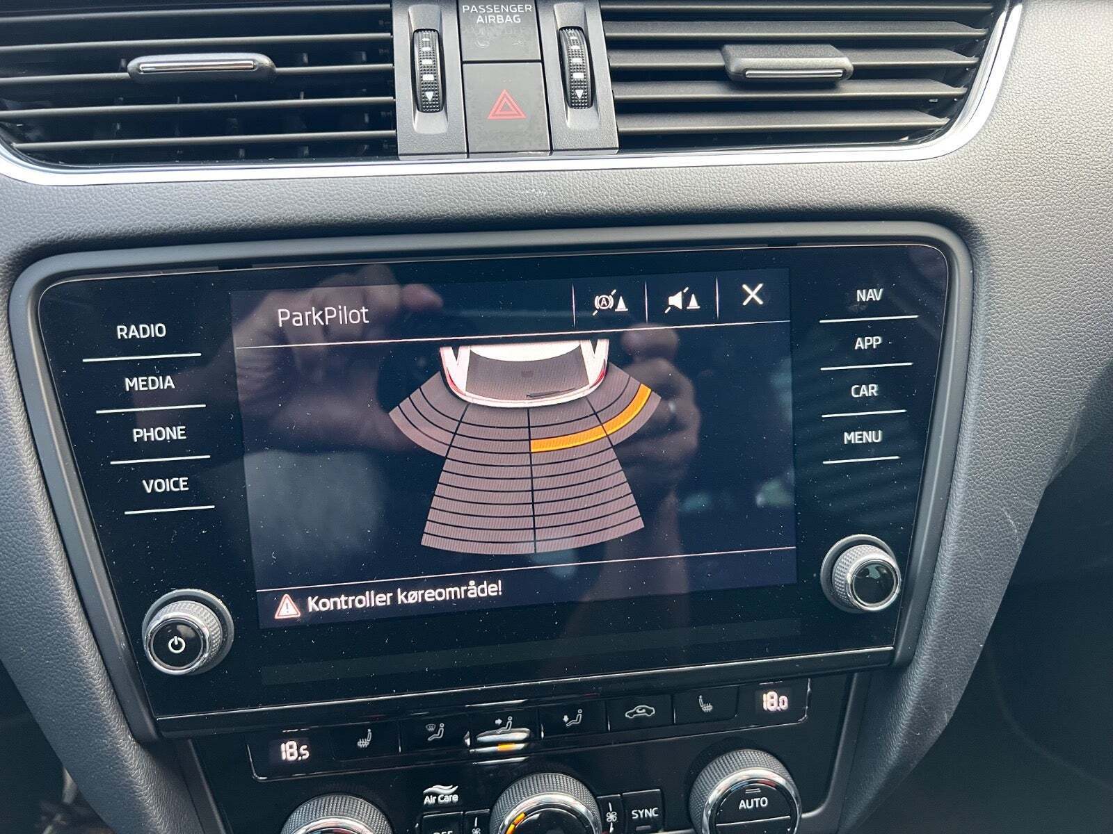 Sølv Skoda Octavia fra 2018 set indefra